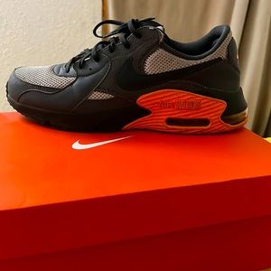 Nike air max, 10.5 in men, been worn twice, no creases,